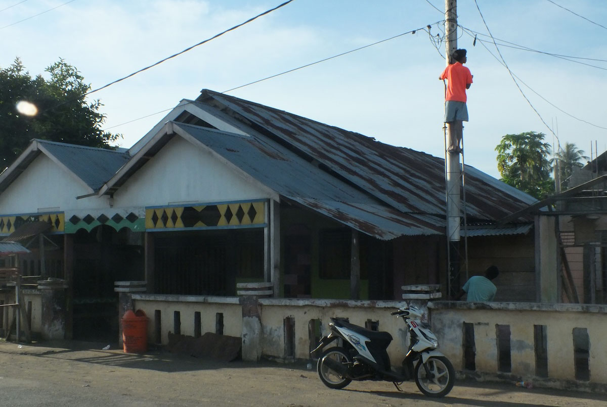 Pengalaman Masa Kecil Tak Berlistrik, Menteri Bahlil Bertekad Tuntaskan Program Listrik Desa