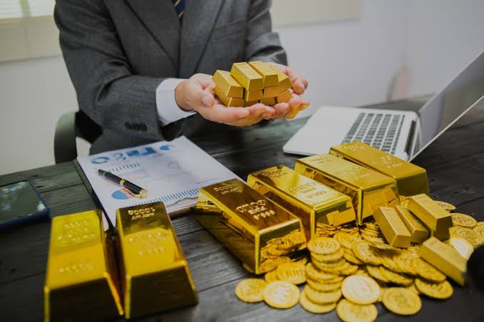 Harga Emas Turun pada 2 Mei 2025, Investor Diingatkan Tetap Waspada