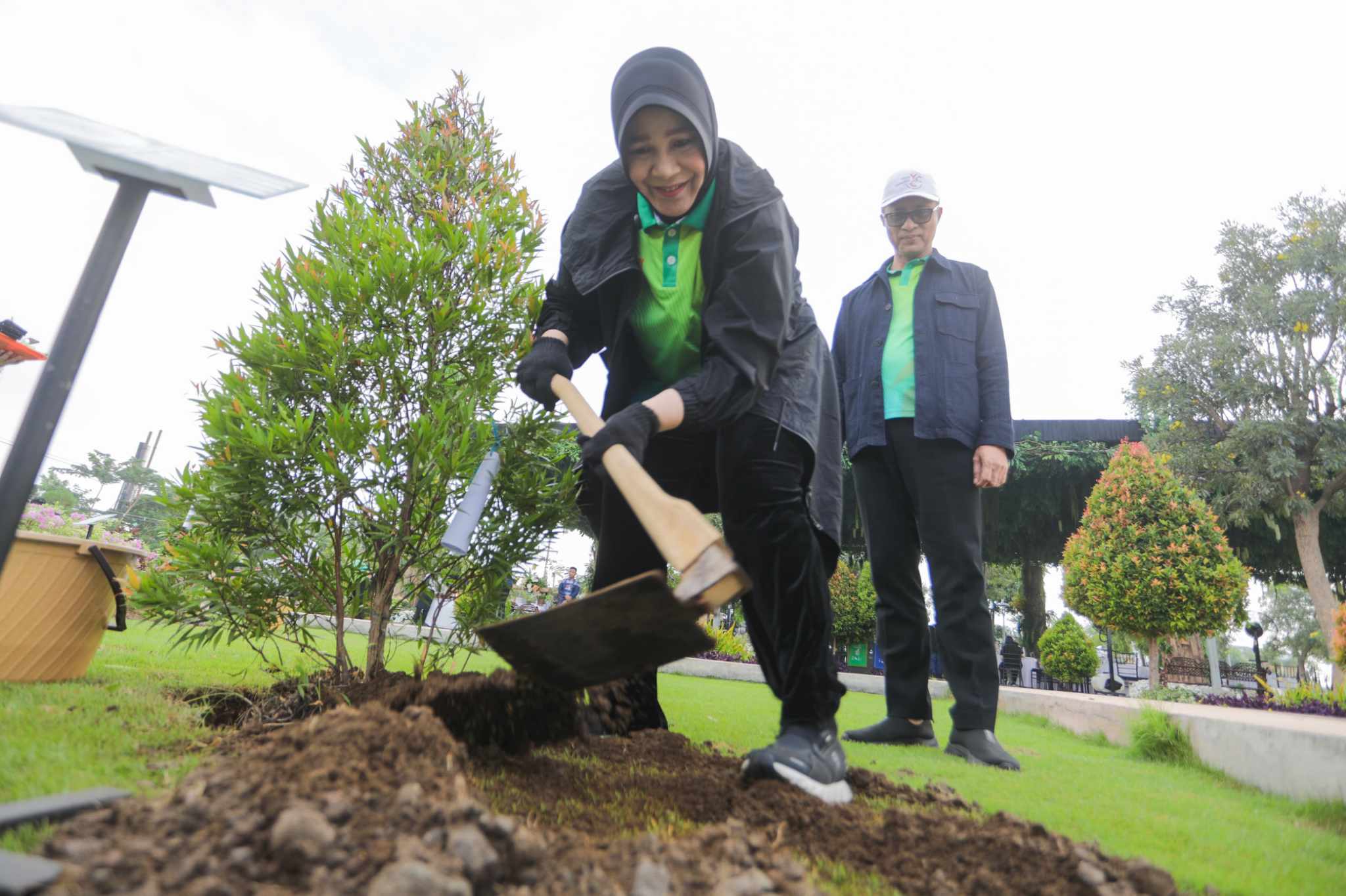 Dukung Pelestarian Lingkungan, Wali Kota Illiza Tanam Pohon pada Munas APEKSI