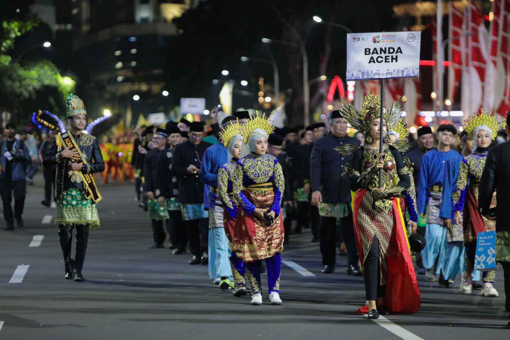 Delegasi Banda Aceh Curi Perhatian di Karnaval Budaya APEKSI VII Surabaya