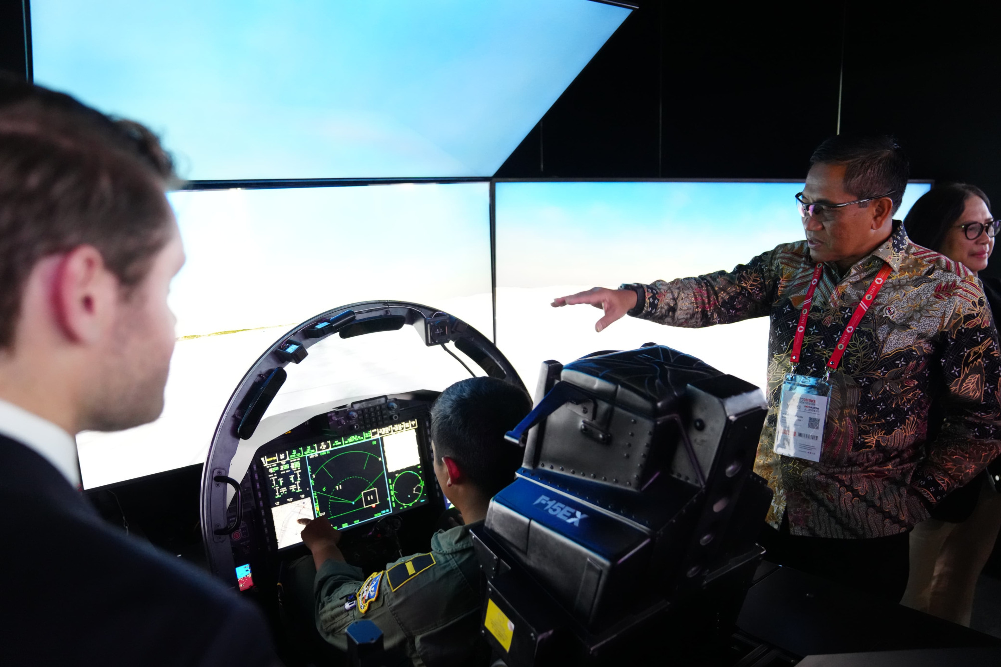 Hari Ketiga Indo Defence 2025, Wamenhan RI Kunjungi Stan Pameran