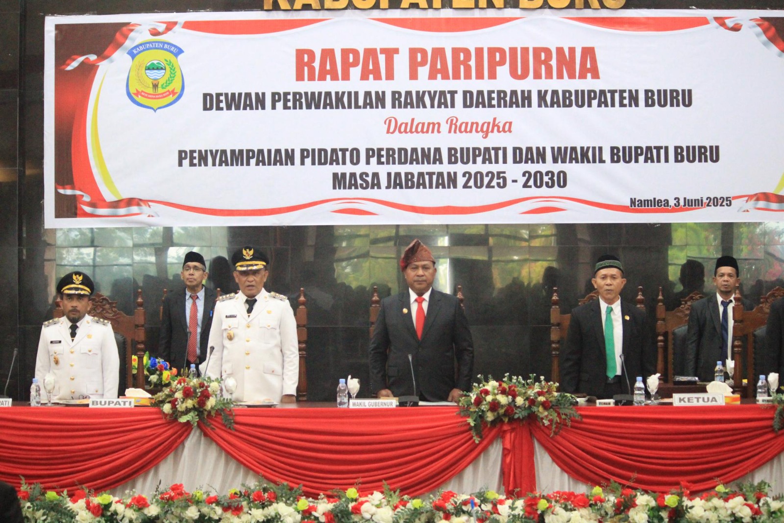 HADIRI RAPAT PARIPURNA PENYAMPAIAN PIDATO PERDANA BUPATI BURU, WAGUB UCAPKAN SELAMAT BERTUGAS DAN BERKARYA