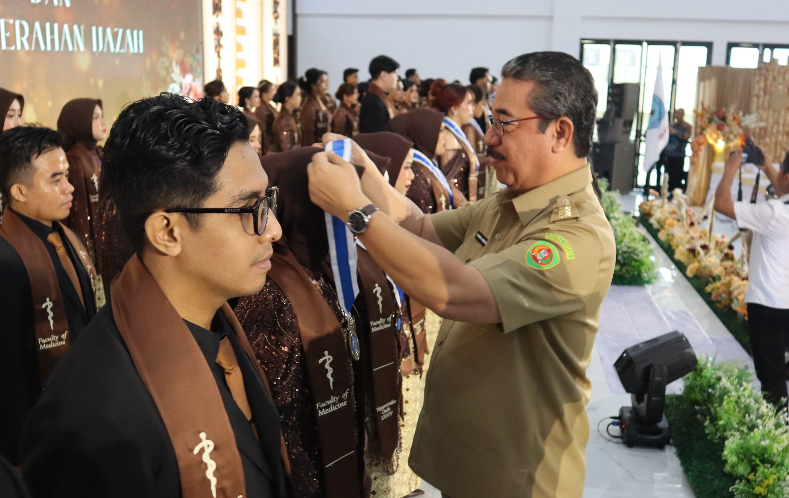 UNPATTI GELAR PENGAMBILAN SUMPAH DAN PELANTIKAN DOKTER BARU, GUBERNUR : DAPAT TINGKATKAN DERAJAT KESEHATAN