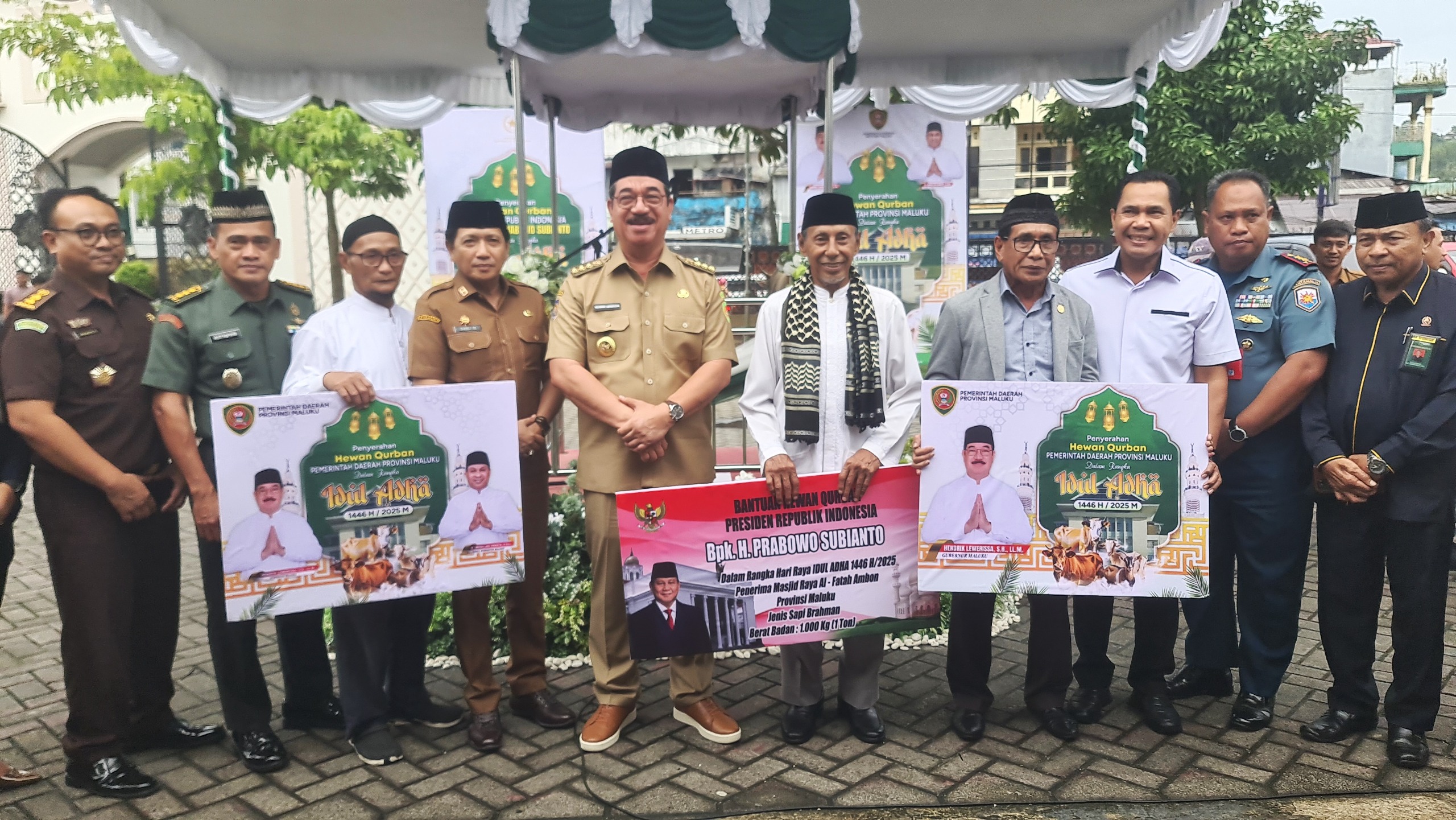 JELANG IDUL ADHA 1446 H, GUBERNUR MALUKU SERAHKAN SEJUMLAH BANTUAN HEWAN QURBAN