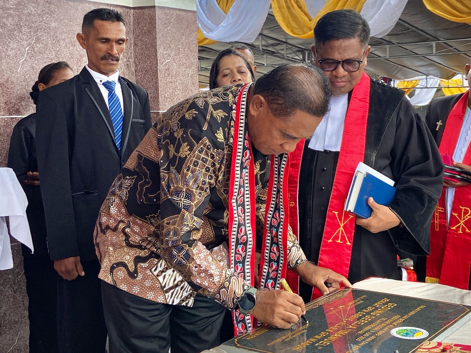 GUBERNUR HARAP GEREJA IMANUEL JEMAAT GPM EIRENE KLASIS MASOHI JADI MERCUSUAR TERANG DI TENGAH KEGELAPAN