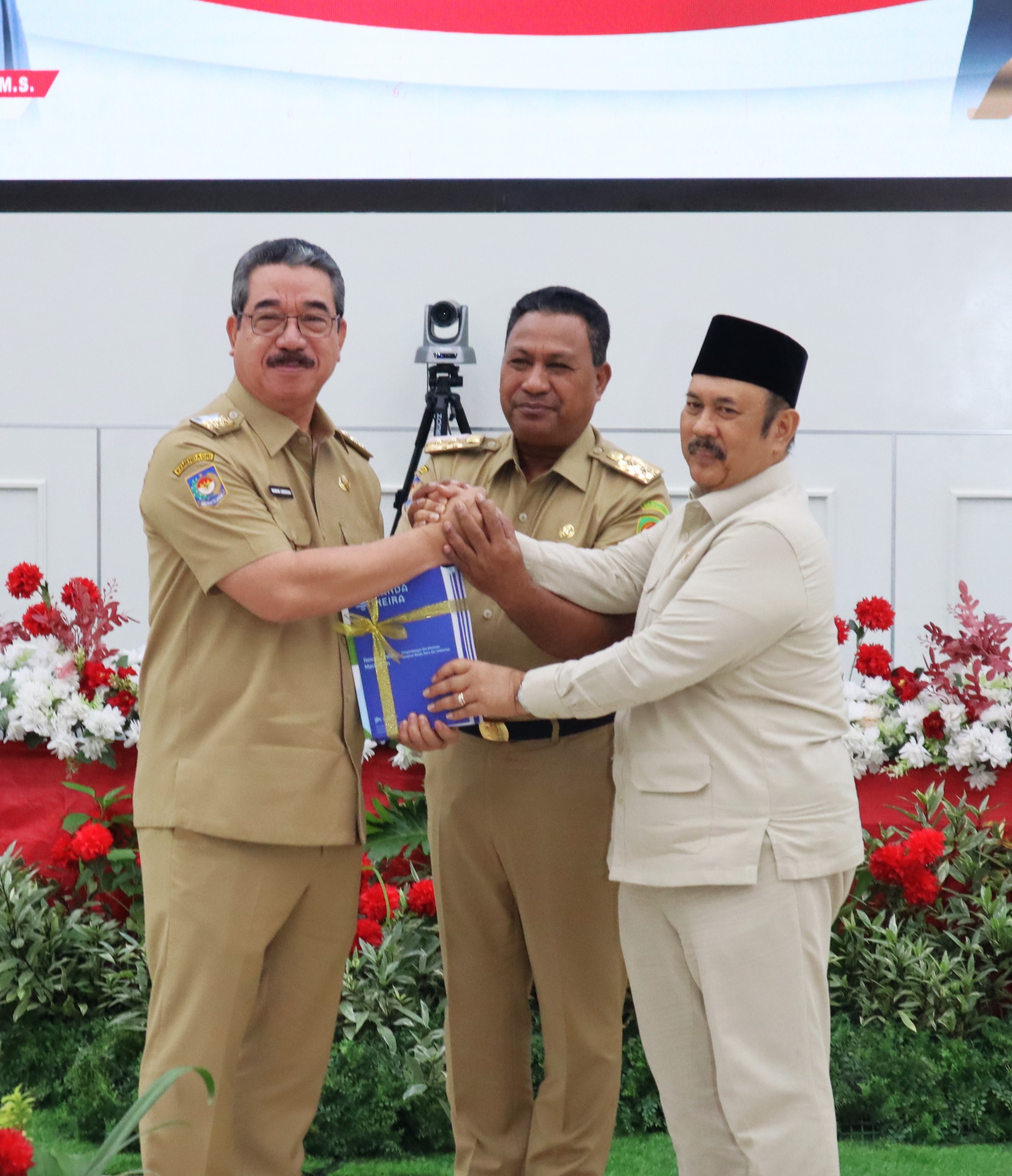 KUNKER KE MALUKU, MENTERI PPN/BAPPENAS SERAHKAN DOKUMEN MASTERPLAN PENGEMBANGAN & PENATAAN KAWASAN BANDA NEIRA & SEKITARNYA UNTUK TAHUN 2025-2045