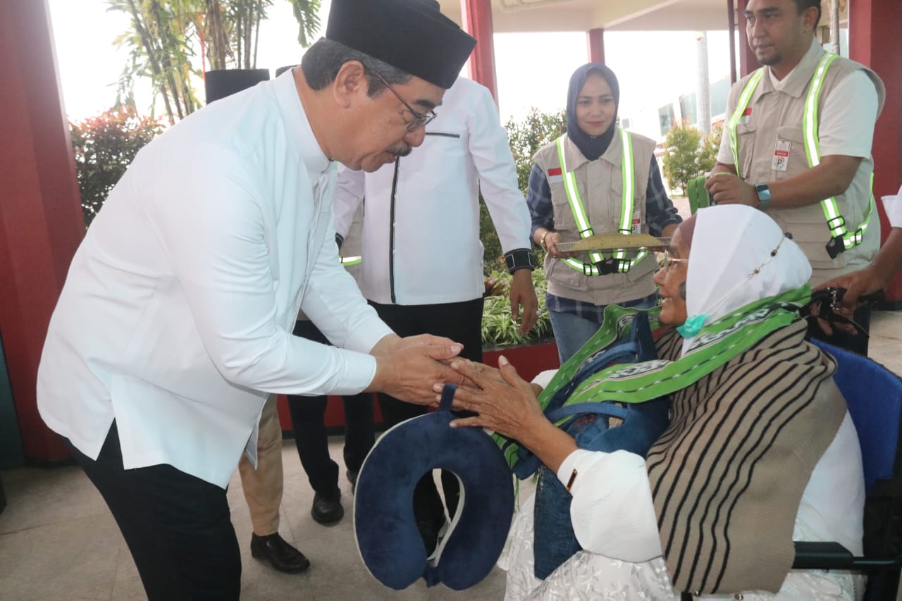 GUBERNUR SAMBUT KEDATANGAN 390 JEMAAH HAJI ASAL MALUKU