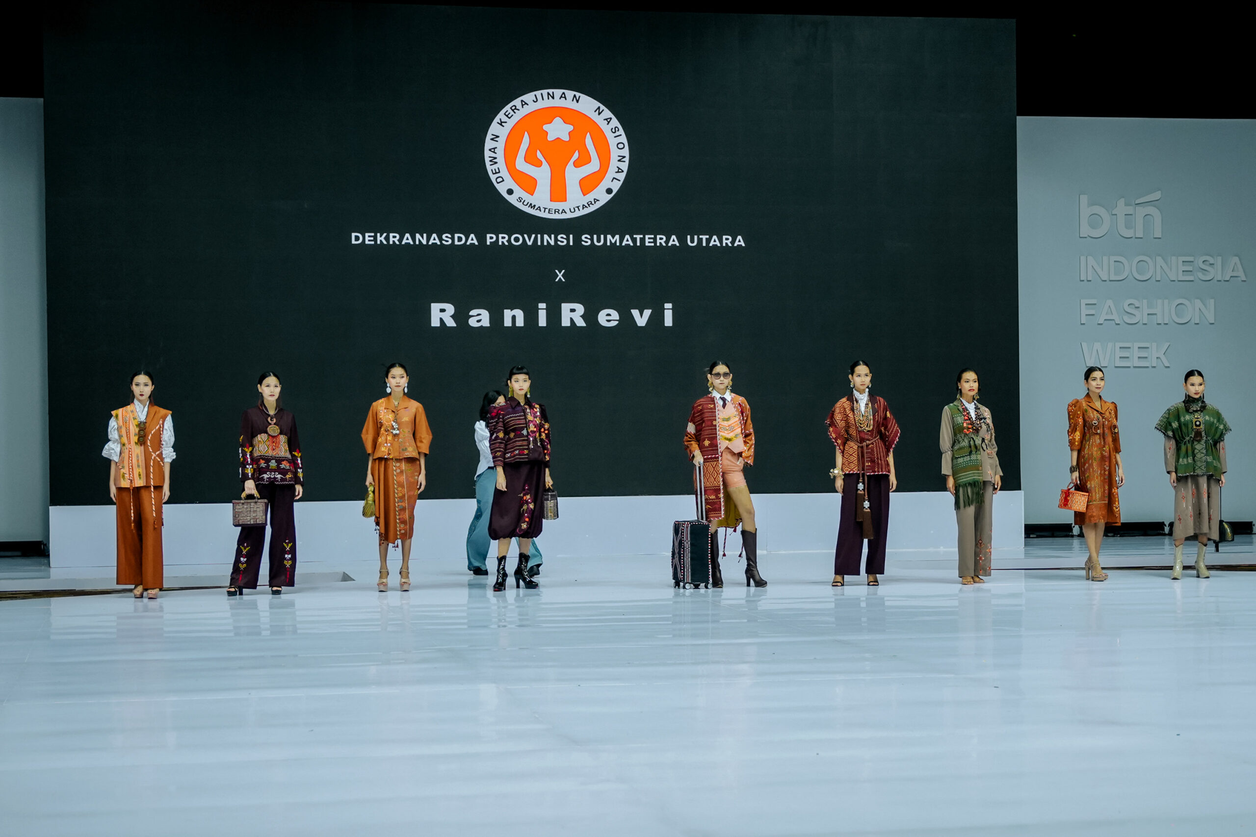 Kahiyang Ayu Kenalkan Warisan Budaya Sumut di Ajang Indonesia Fashion Week 2025