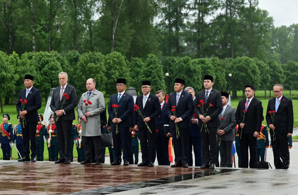 Menhan Sjafrie Dampingi Presiden dalam Penghormatan Korban Perang Dunia II di Rusia