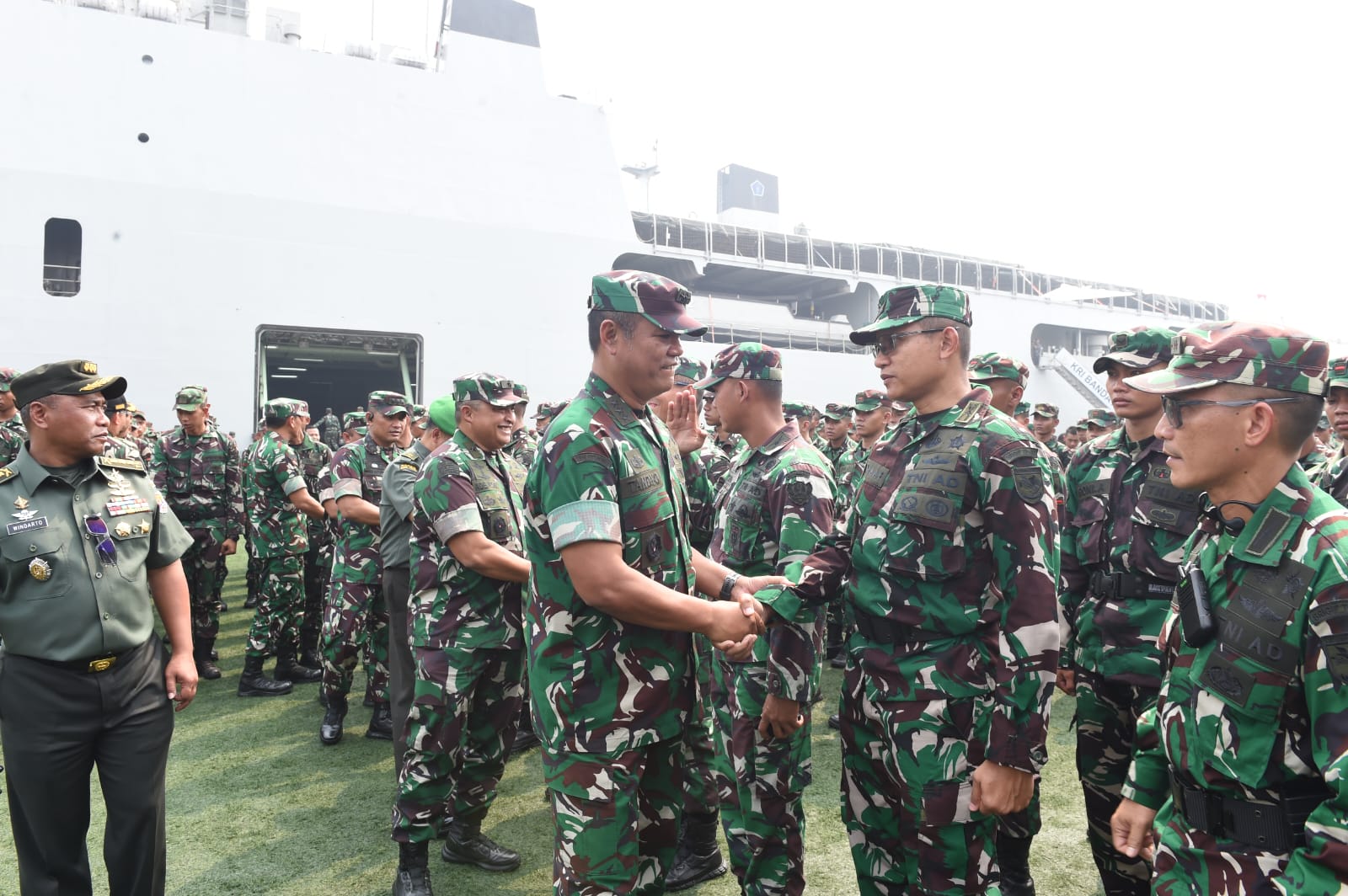 Perkuat Pertahanan dan Dukung Pembangunan Daerah, Wakasad Lepas Personel TNI AD ke Berbagai Penugasan di Seluruh Indonesia