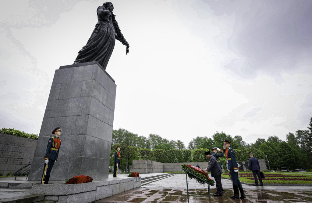 Presiden Prabowo Subianto Letakkan Karangan Bunga di Piskarovskoye Memorial, Hormati Jutaan Korban Perang Dunia II