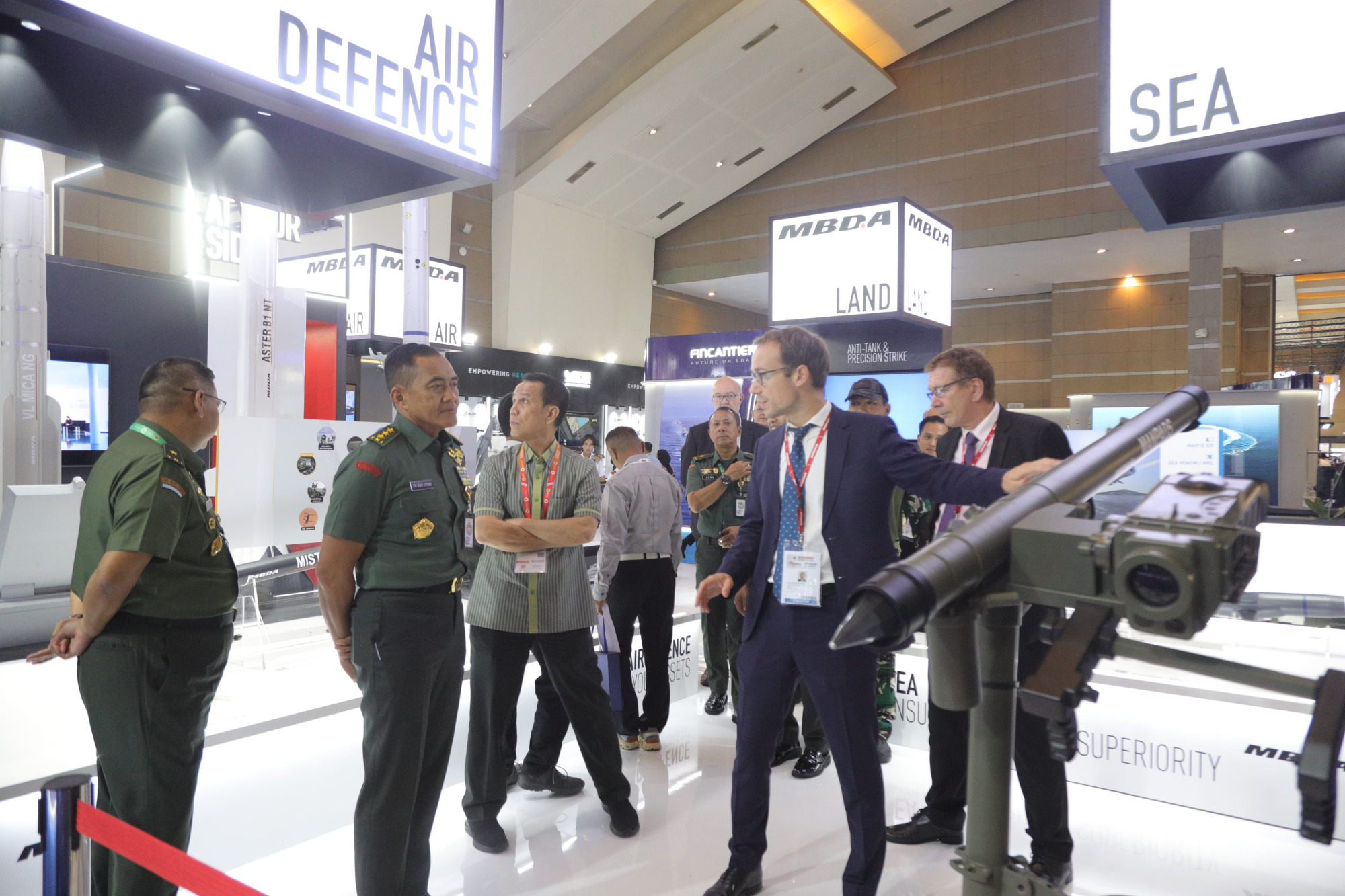 Sekjen Kemhan Kunjungi Berbagai Stan Industri Pertahanan di Indo Defence 2025