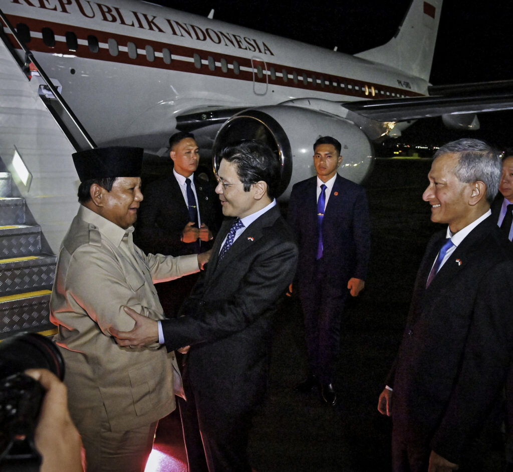 Tiba di Singapura, Presiden Prabowo Disambut Langsung oleh PM Lawrence Wong