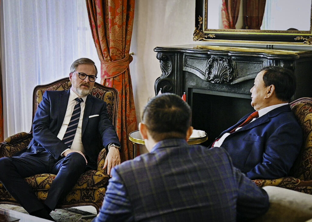 Transit di Praha, Presiden Prabowo Terima Kunjungan PM Ceko Petr Fiala