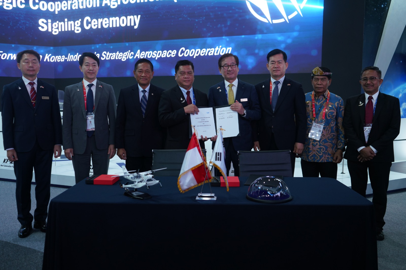 Wamenhan RI Saksikan Penandatanganan Kerja Sama Strategis PT DI dan KAI di Indo Defence 2025