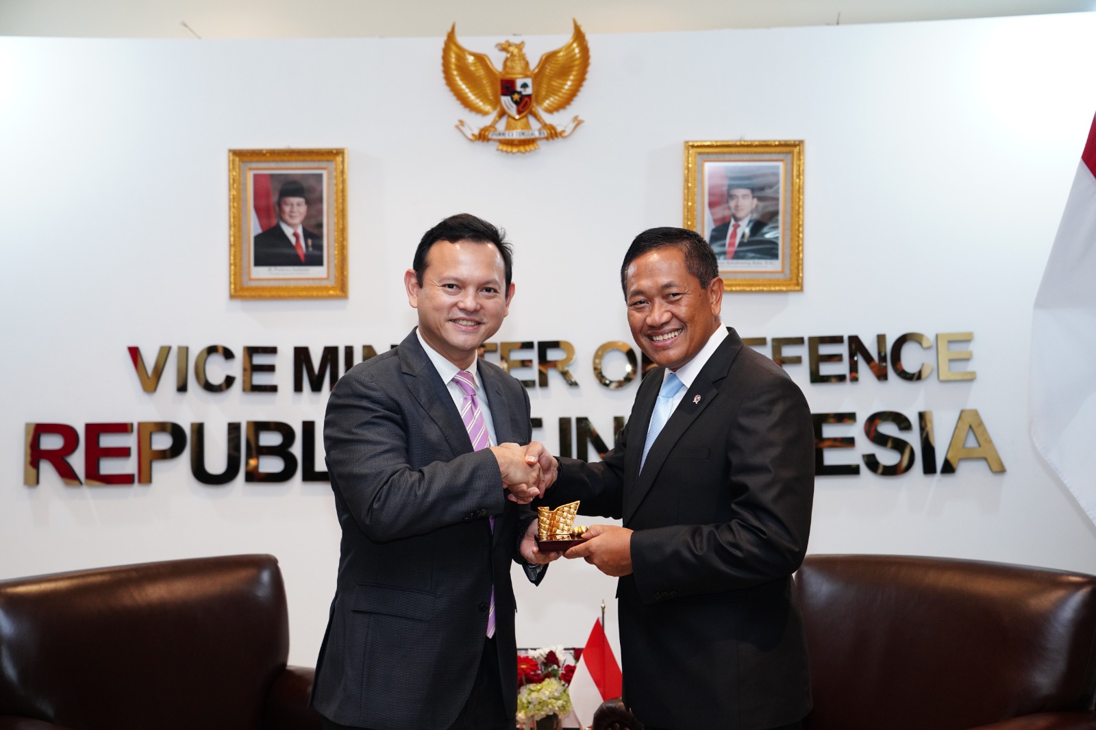 Wamenhan RI Terima Courtesy Call Senior Minister of State Singapore Dalam Rangka Indo Defence 2025