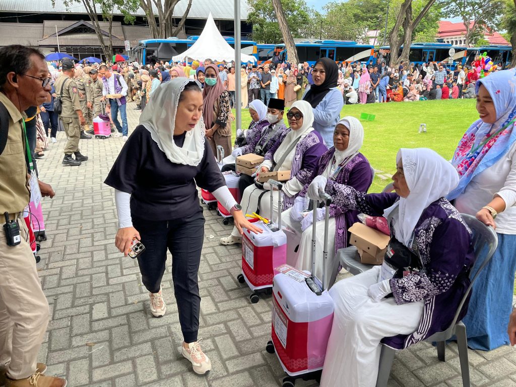 Melepas Keberangkatan Calon Jamaah Haji Kota Palu Kloter 8 – Pemerintah Kota Palu