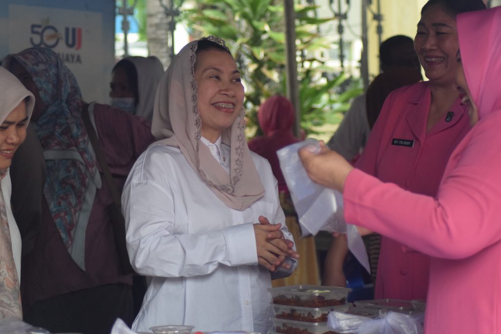 Masyarakat Padati Pasar Murah Kerjasama Pemkot – Polresta Palu