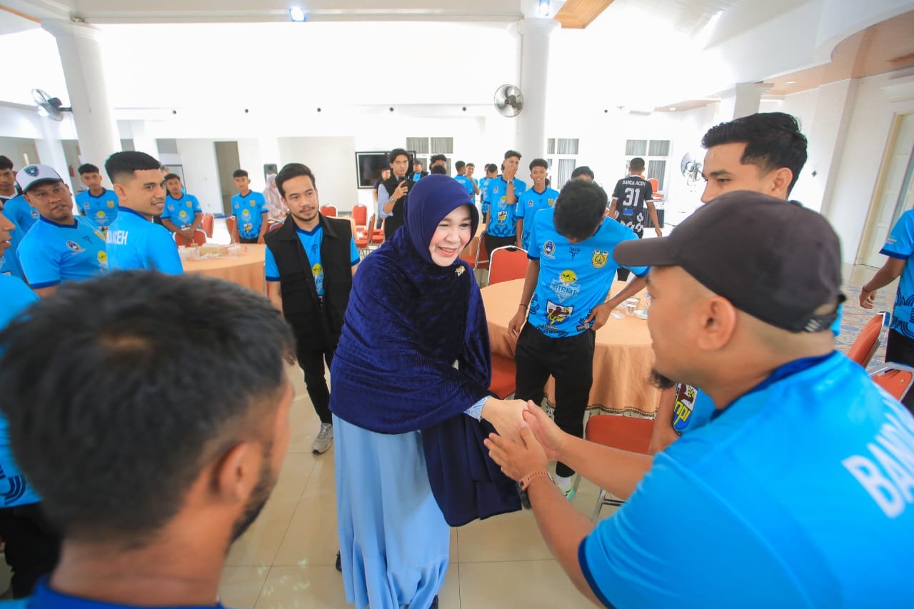 Lepas Tim Sepak Bola Pra Pora, Ini Pesan Motivasi Wali Kota Illiza
