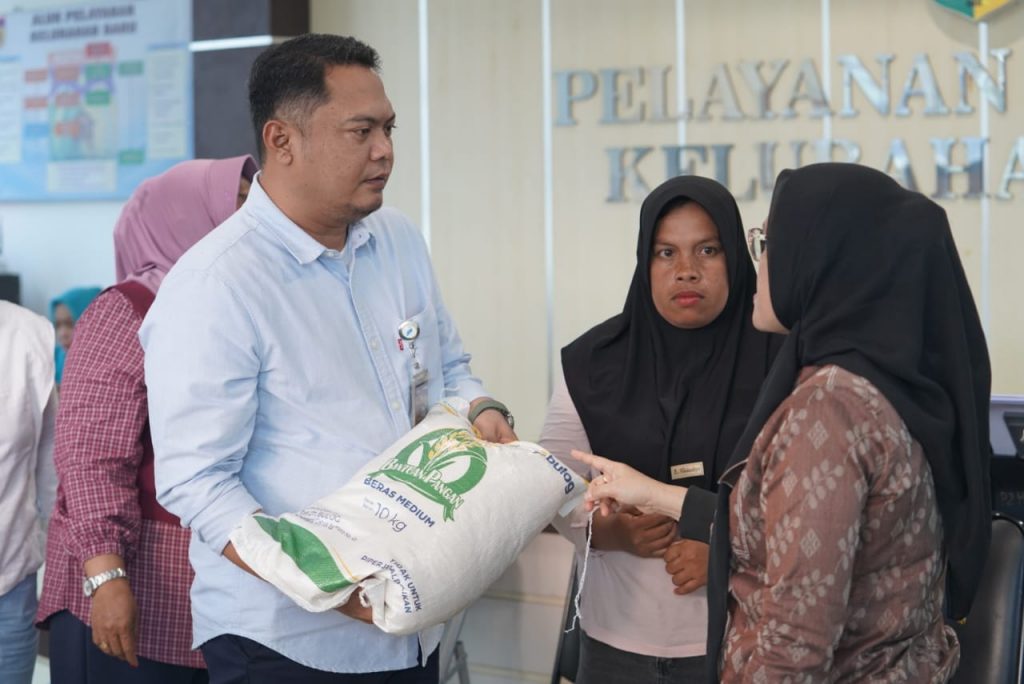Pemkot Palu Lanjutkan Program Bantuan Pangan, Sekda Salurkan Beras untuk 220 Penerima Manfaat