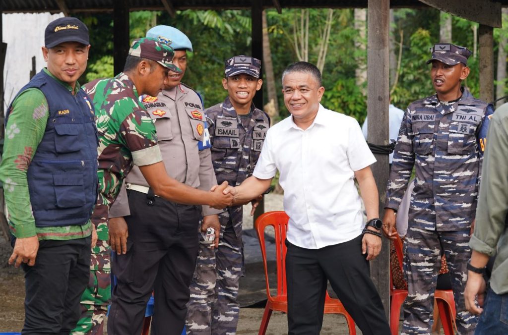 Wali Kota Palu Serahkan Langsung Bantuan untuk Warga Terdampak Banjir di Limboro