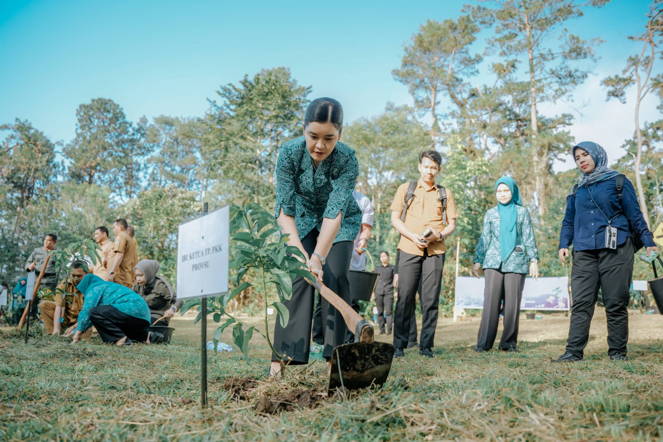 Peringatan HKG ke-53, Ketua PKK Sumut Kahiyang Ayu Tanam Pohon di Tahura, Dukung Pelestarian Lingkungan