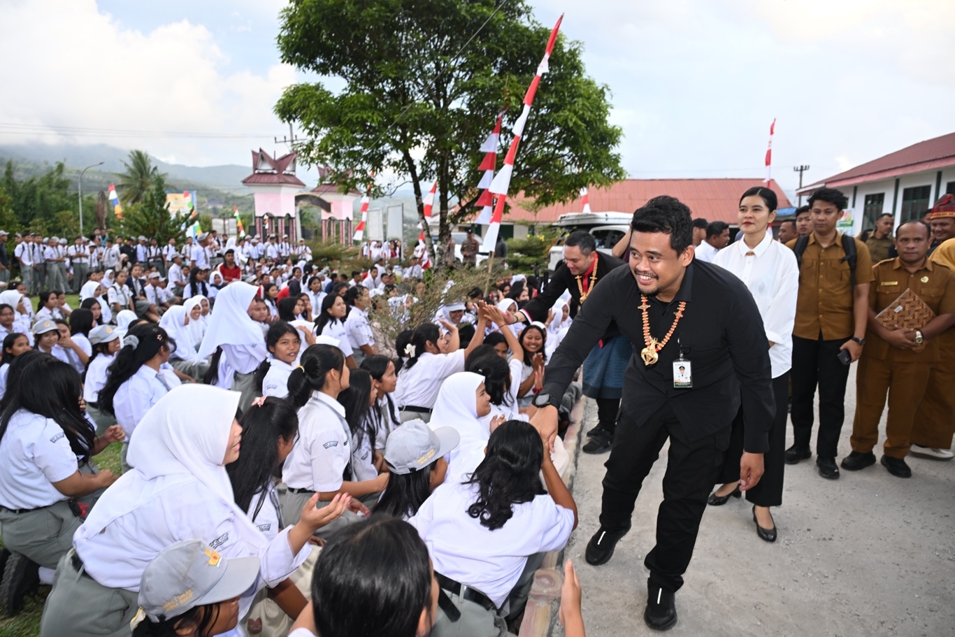 Kedatangan Gubernur Bobby Nasution bersama Kahiyang Ayu Bikin Siswa SMAN I Salak Bahagia