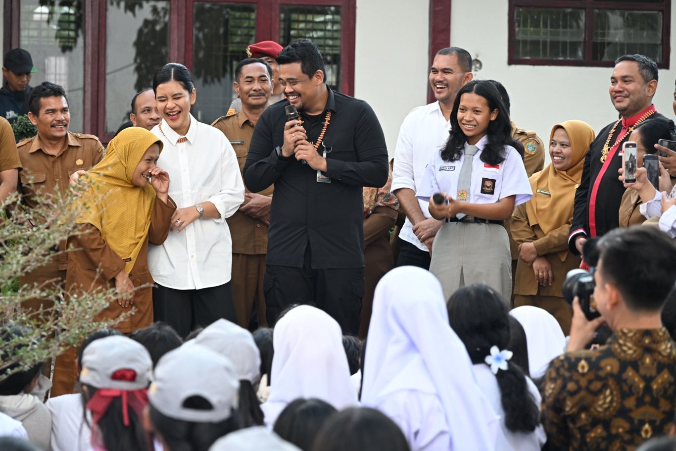 Gubernur Sumut Bobby Nasution Bersama Ketua PKK Kahiyang Ayu Tinjau Fasilitas SMA Negeri 1 Salak