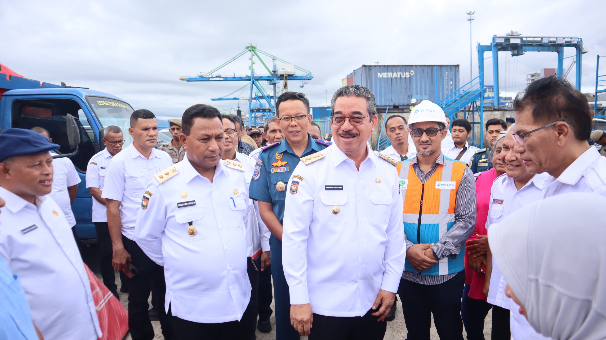 RESPON CEPAT PEMERINTAH, GUBERNUR DAN WAGUB SALURKAN SEJUMLAH BANTUAN KEPADA KORBAN BANJIR BANDANG DI AMBALAU