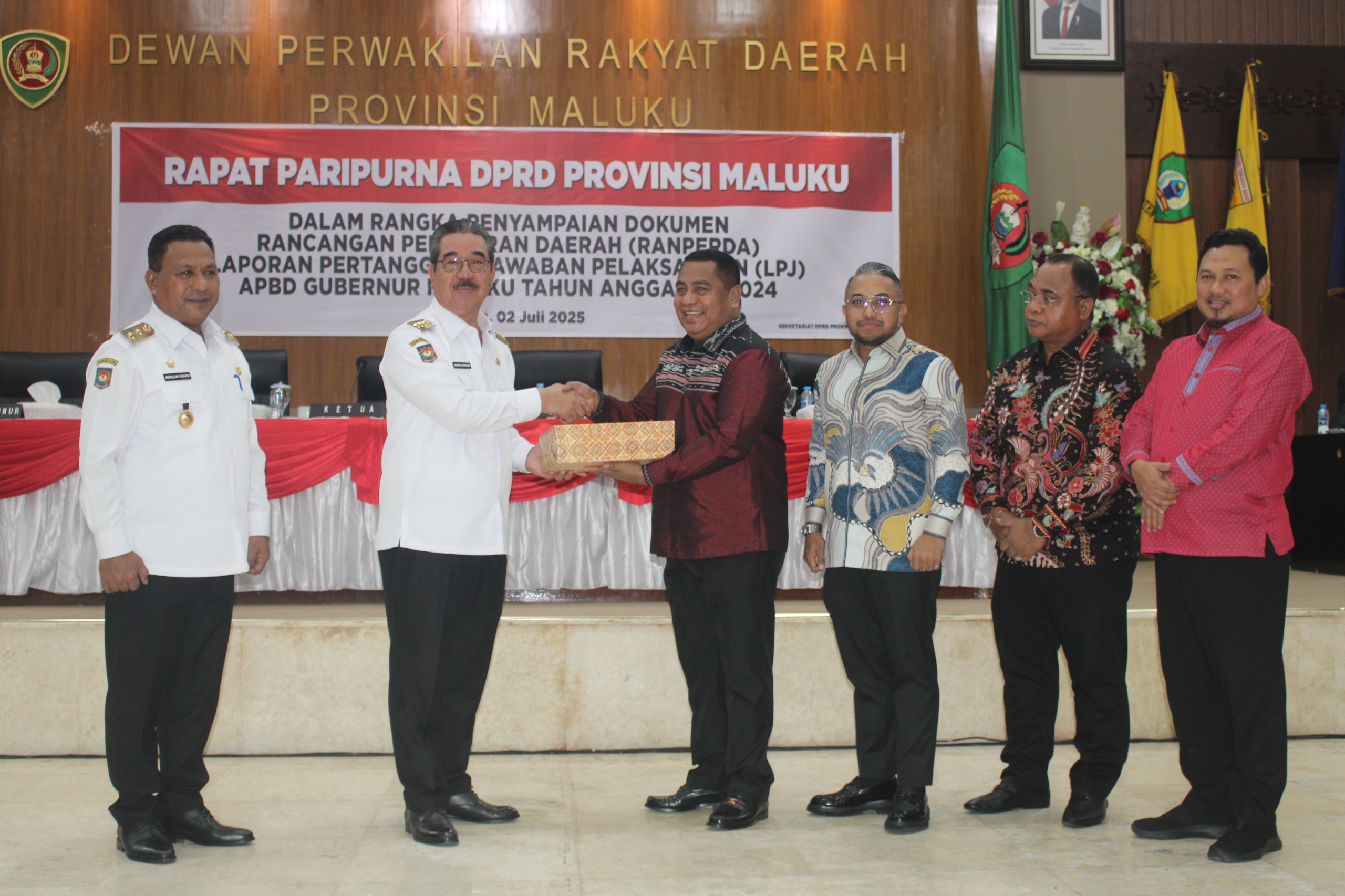 GUBERNUR SERAHKAN RANPERDA LPJ PELAKSANAAN APBD PROVINSI MALUKU T.A 2024