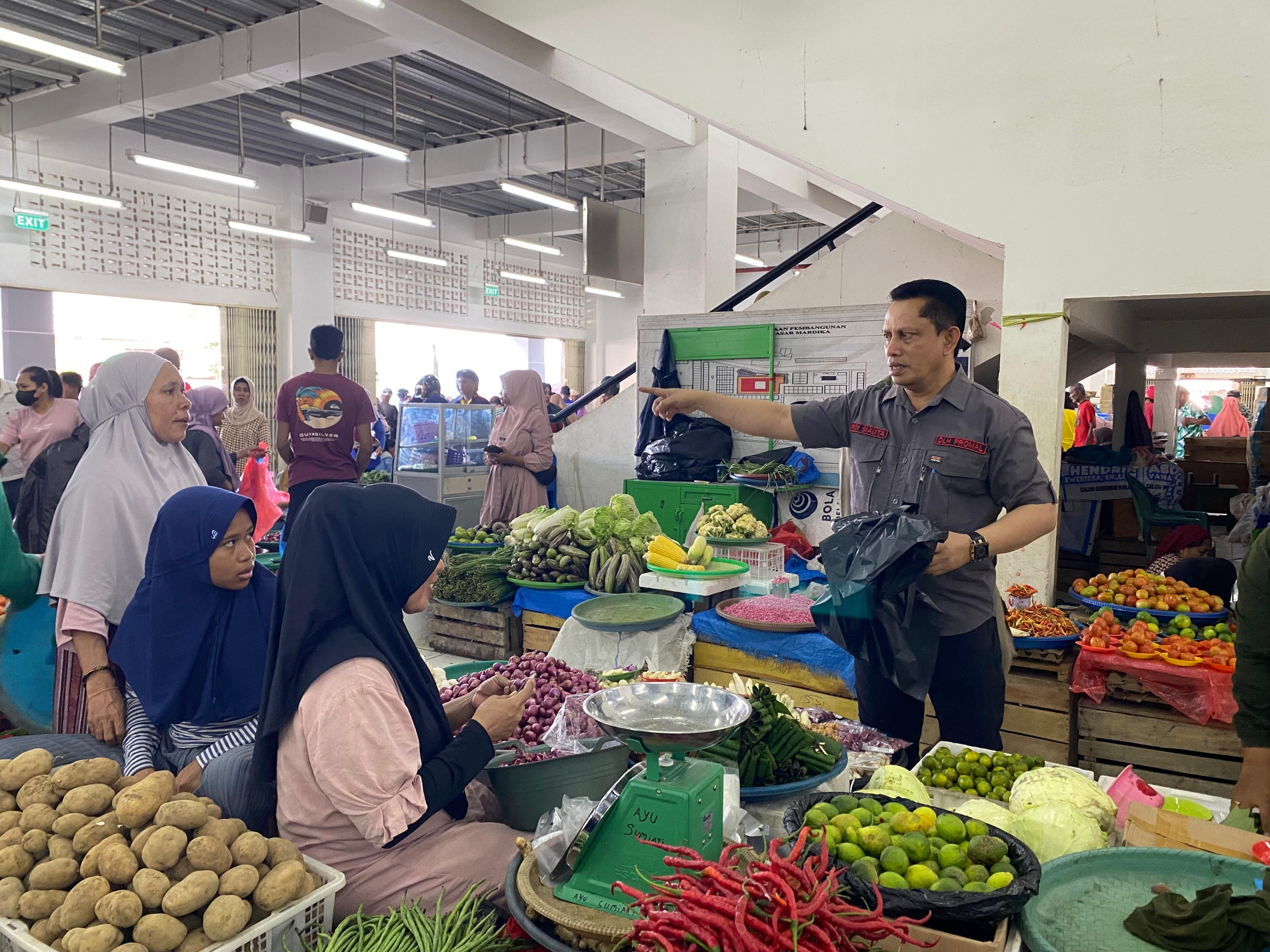 DLH PROMAL LAKUKAN GERAKAN PEMBAGIAN KANTONG SAMPAH DAN EDUKASI PENANGANAN SAMPAH KEPADA PEDAGANG PASAR MARDIKA