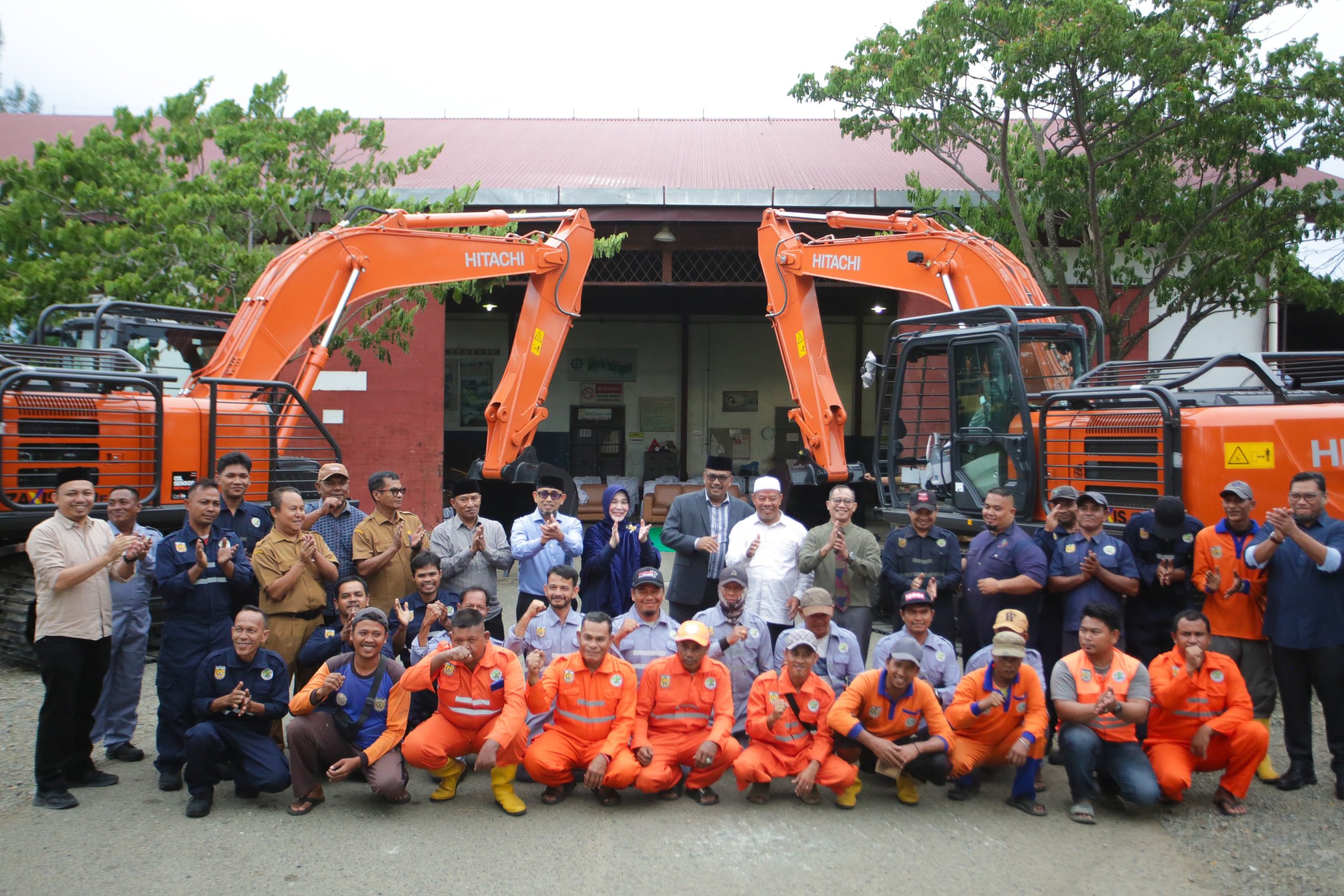 Illiza Serahkan 2 Ekskavator untuk DLHK3 Banda Aceh