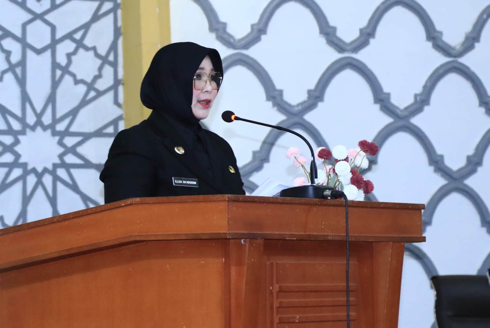 Illiza Serahkan Raqan Pajak dan Retribusi Daerah kepada Legislatif