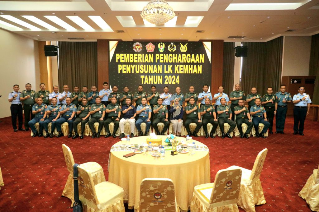 Kemhan Gelar Acara Penyerahan Piagam Penghargaan Penyusunan Laporan Keuangan Kemhan Tahun 2024