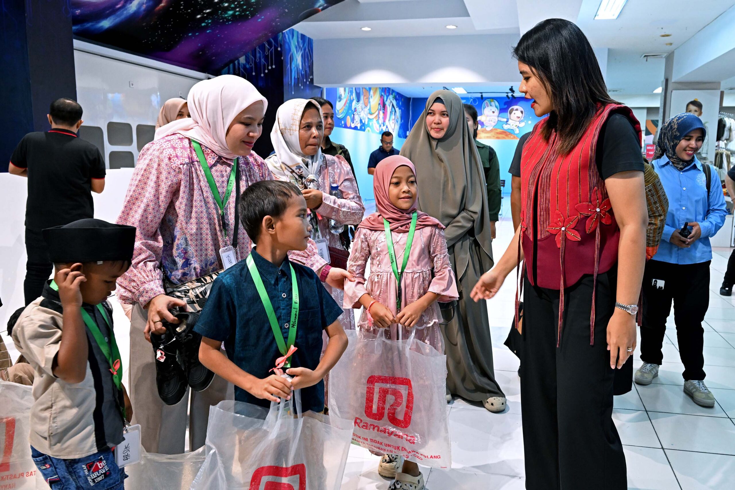 Kahiyang Ayu Traktir Anak-anak Yatim Berbelanja Baju hingga Sepatu Baru