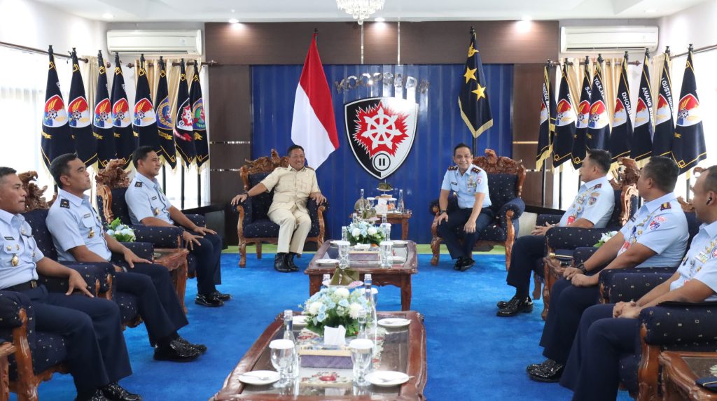 Wamenhan Donny Kunjungi Koopsud II Makassar, Apresiasi Dedikasi Prajurit TNI AU