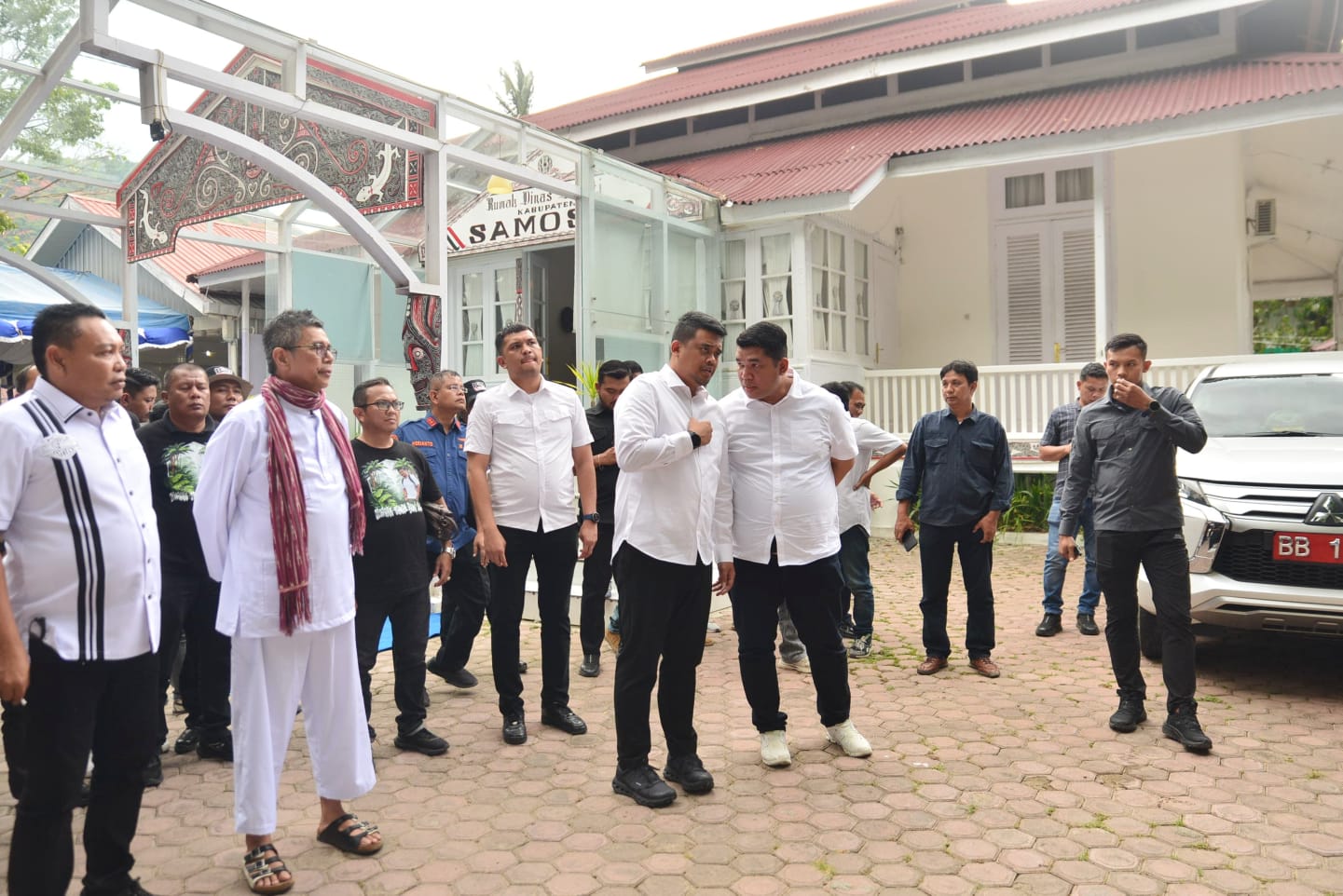 Gubernur Sumut Bobby Nasution Serahkan Aset Bangunan Rumah Dinas ke Pemkab Samosir