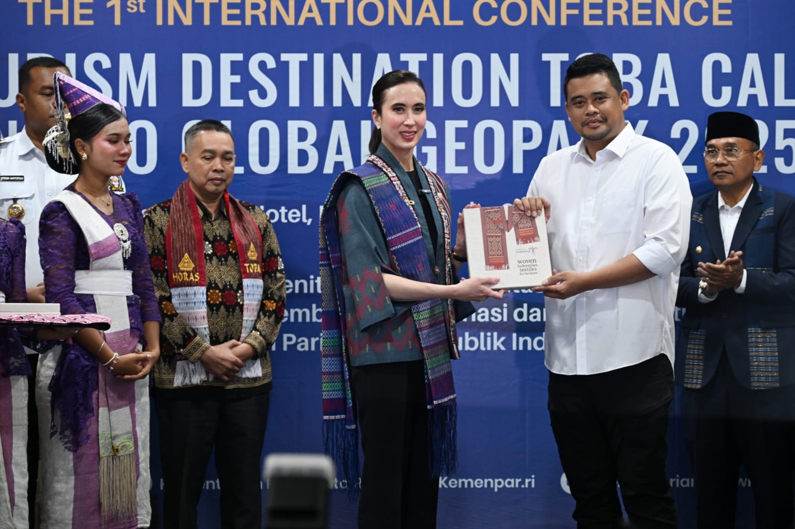 Menpar Buka Konferensi Internasional Pertama Destinasi Geowisata Kaldera Toba Unesco Global Geopark 2025, Gubernur Sumut Bobby Ajak Kepala Daerah Samakan Tekad Kelola Danau Toba
