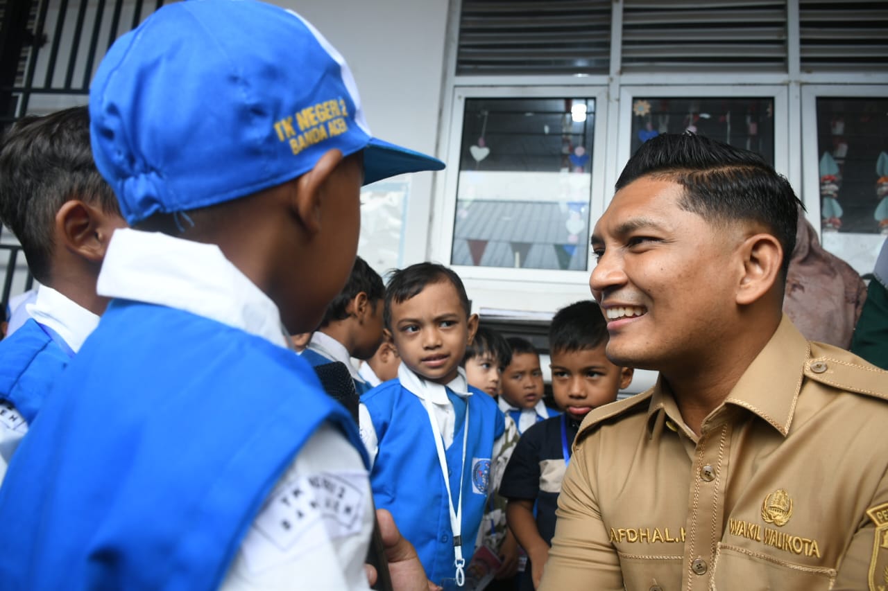 Illiza – Afdhal Kompak Pantau Hari Pertama Masuk Sekolah