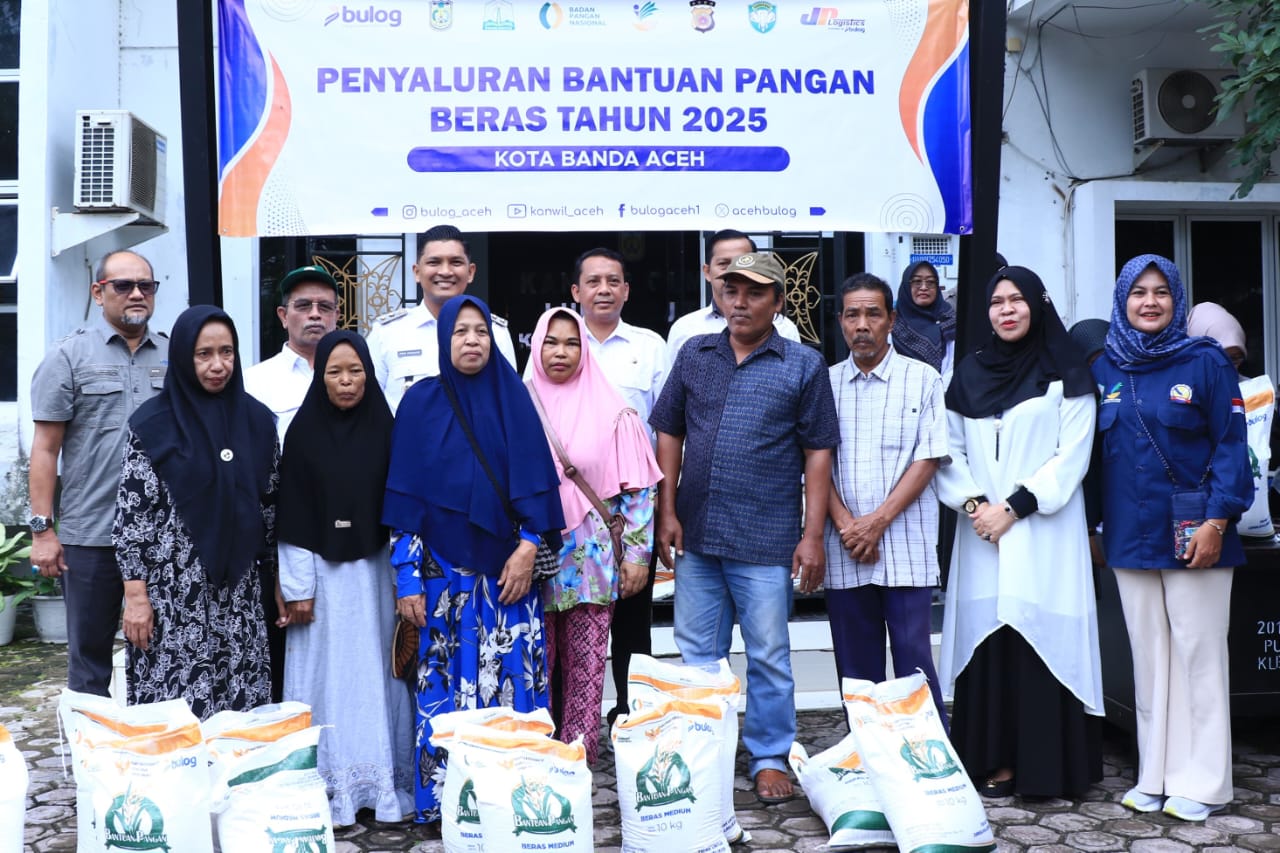 Pemko Salurkan Bantuan Pangan Beras, Ini Pesan Afdhal Kepada Penerima Manfaat