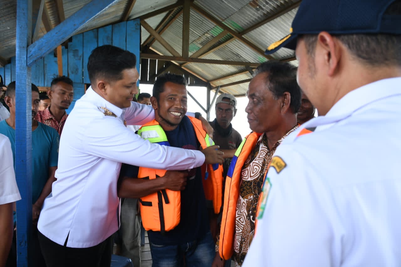 Serahkan Life Jacket, Afdhal Minta Nelayan Waspadai Cuaca Buruk