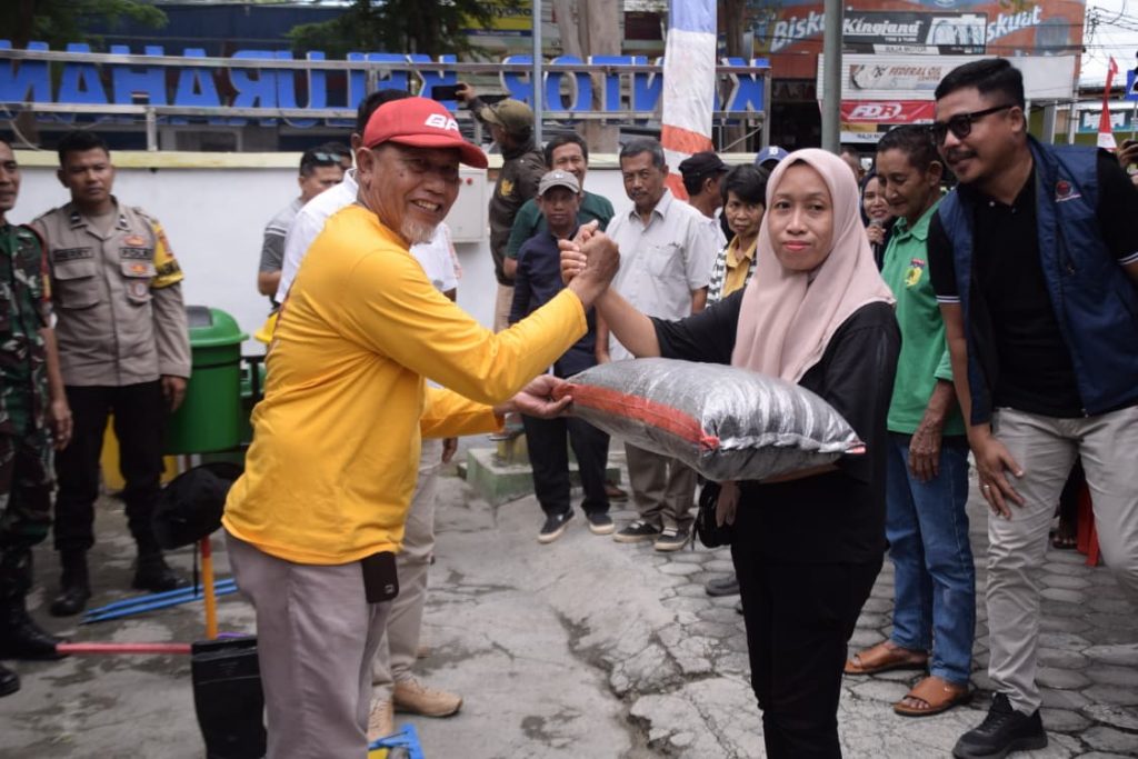 Pemkot Palu Serahkan Bantuan Alat Kebersihan ke Padat Karya Lolu Utara