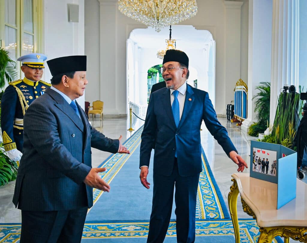 Bincang Hangat dan Senyum Lebar Warnai Perpisahan Presiden Prabowo dan PM Anwar di Istana Merdeka – Sekretariat Kabinet Republik Indonesia