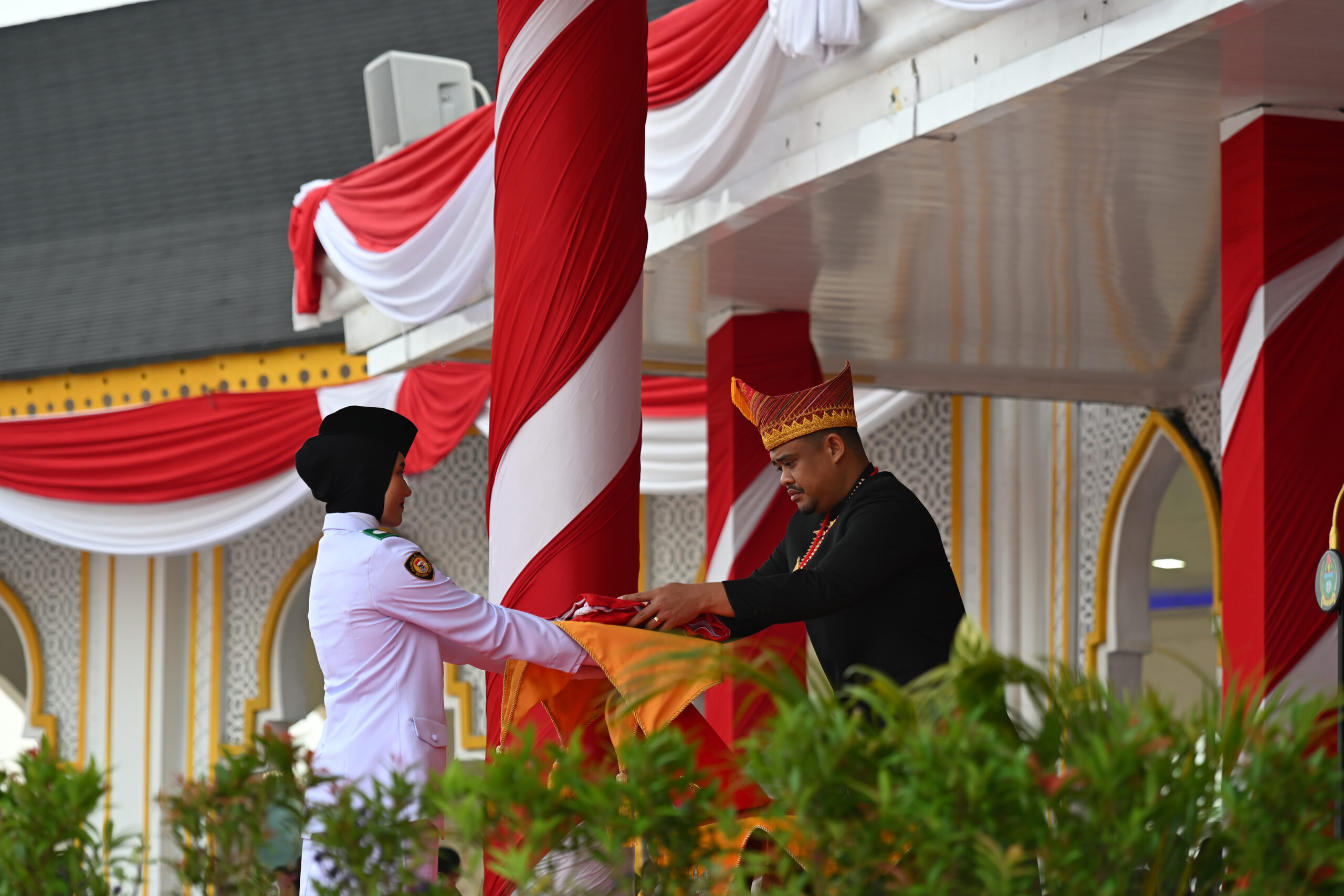 HUT ke-80 Kemerdekaan RI, Gubernur, Wagub, dan Sekdaprov Sumut Kompak Pakai Baju Adat