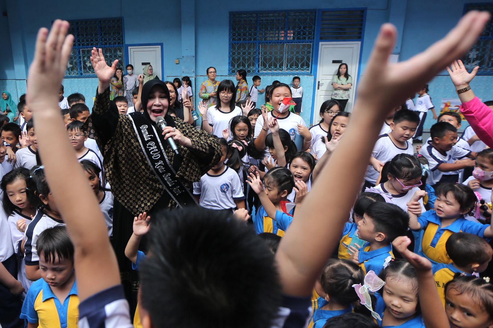 Keseruan Bunda Illiza di TK-SD Methodist