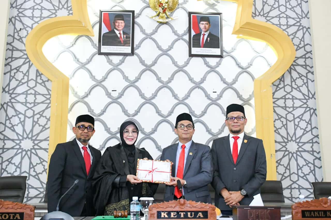 Illiza Serahkan RKUA-PPAS APBK-P Banda Aceh 2025 ke Dewan