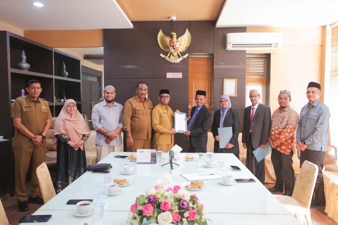 Pj Sekda Serahkan SK Dewas Baitul Mal Banda Aceh 2025-2030