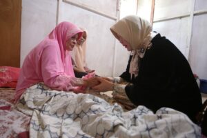 Air Mata Haru Nur Cahaya dan Muzainah Saat Menerima Santunan dari Illiza Air Mata Haru Nur Cahaya dan Muzainah Saat Menerima Santunan dari Illiza