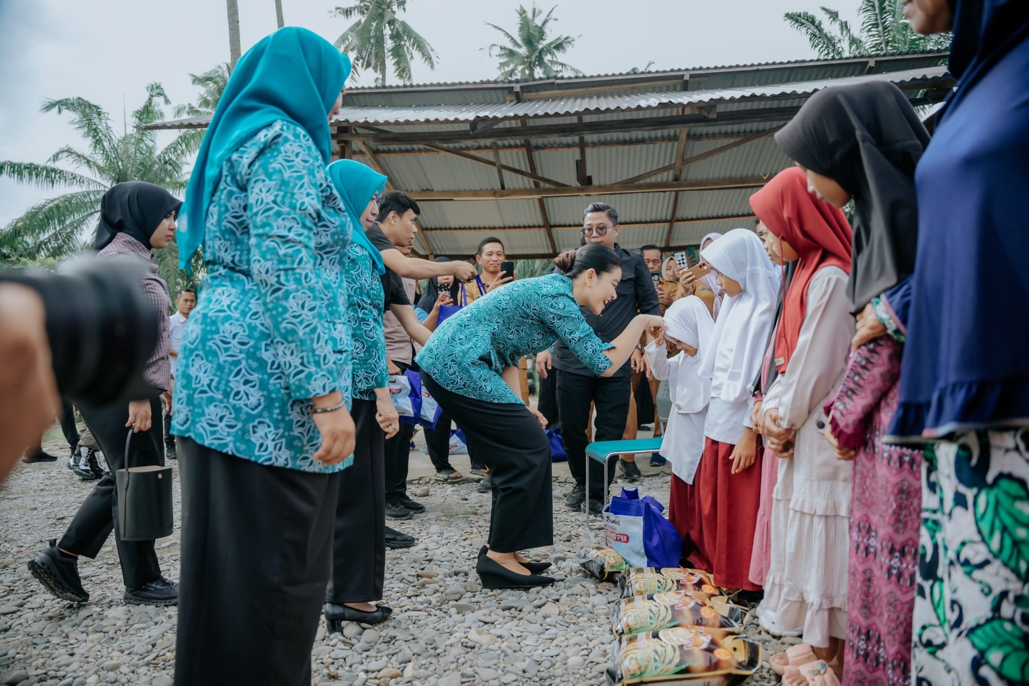 Kahiyang Ayu Tabur 15.000 Benih Ikan, Dorong Swasembada Pangan di Langkat