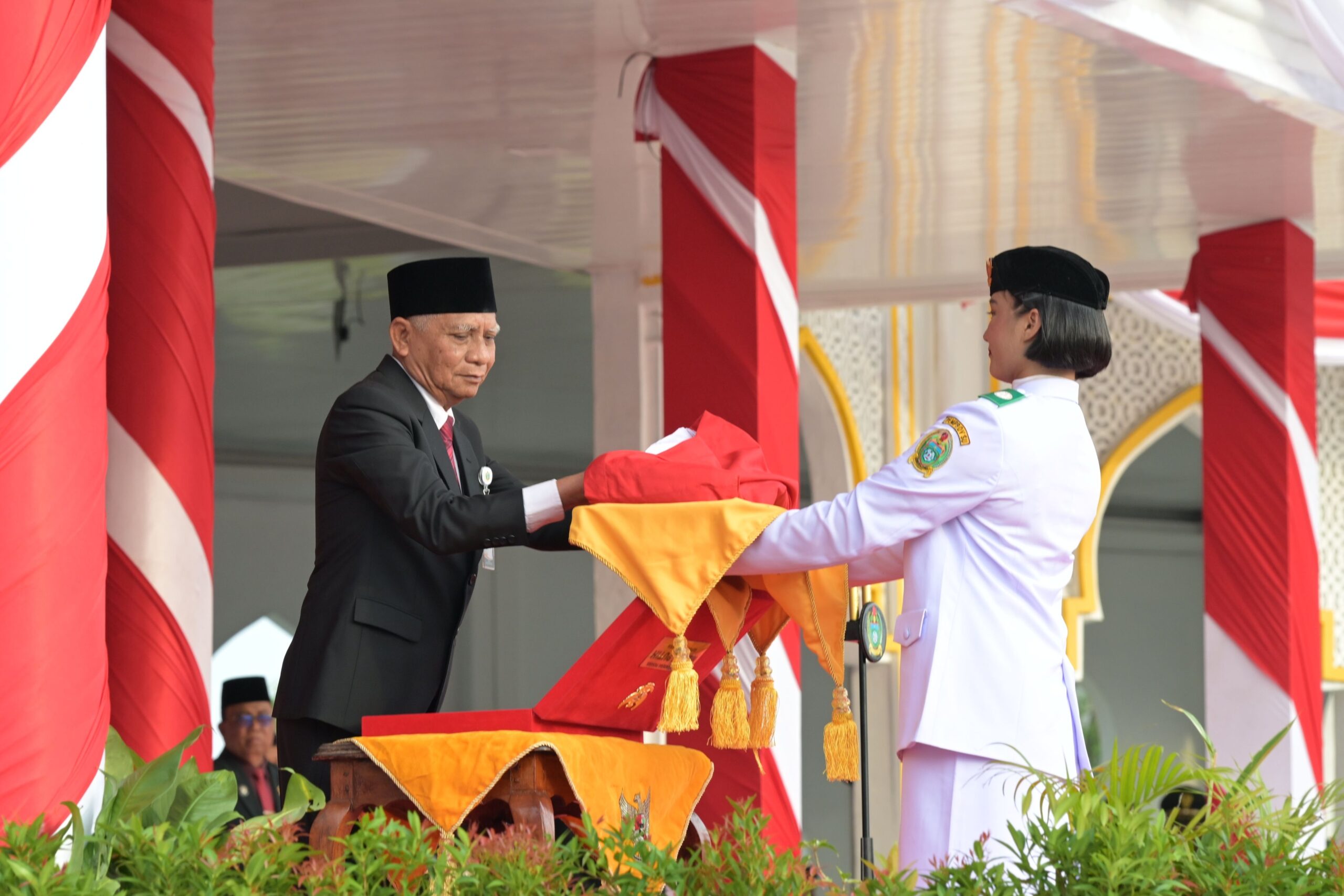Upacara Penurunan Bendera HUT ke-80 RI, Wagub Serahkan Hadiah Desa dan Kelurahan Terbaik